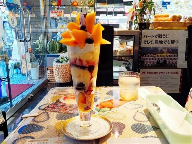 初めてニシタチで飲む：パフェ